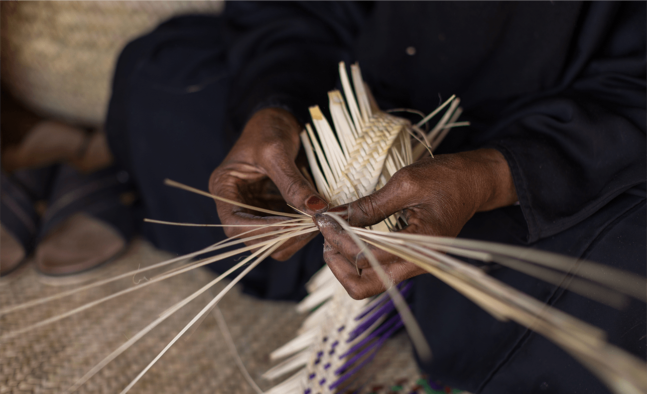 Artiste travaillant avec des fibres de palmier