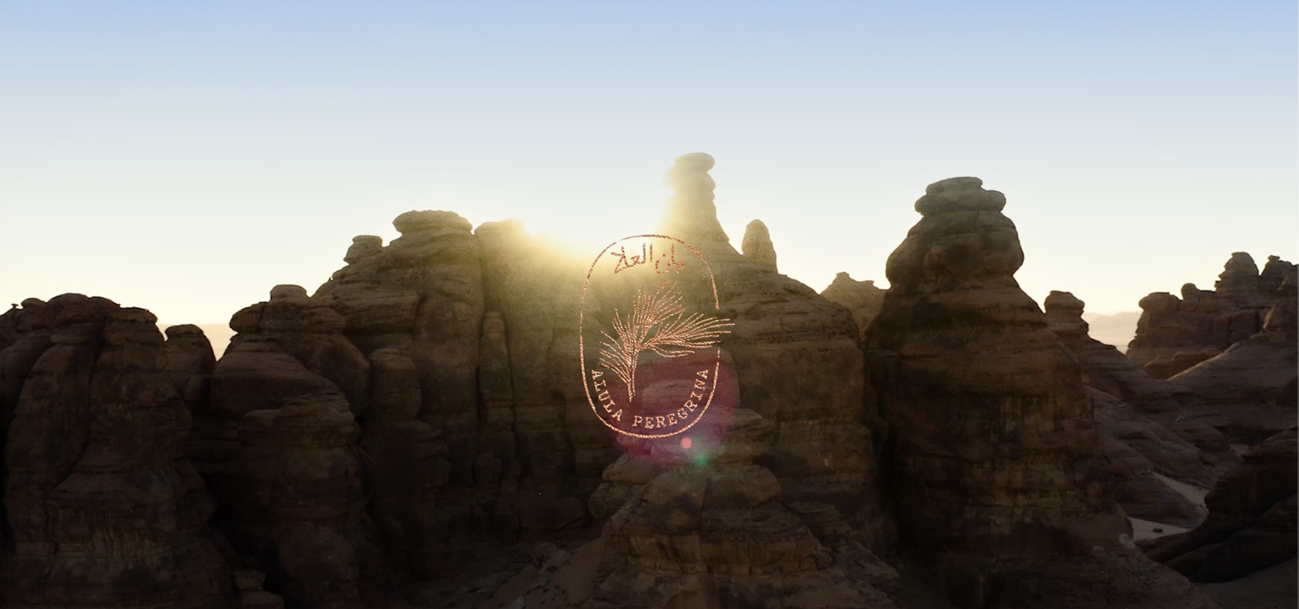 Logo AlUla Peregrina sur fond du désert d'AlUla