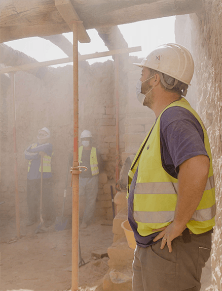 Personne sur un chantier archéologique