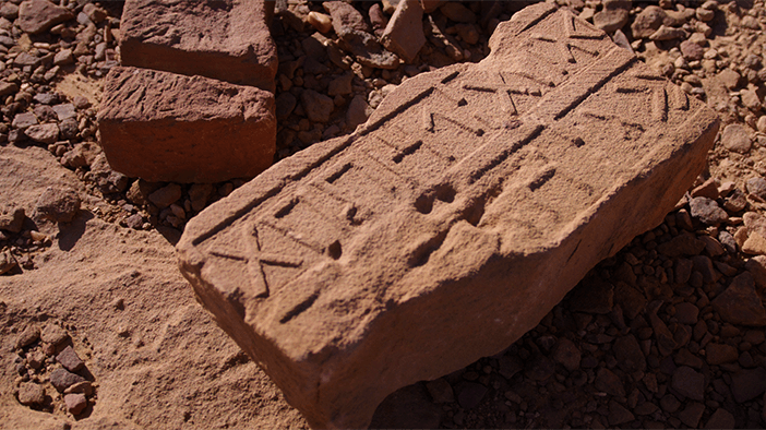 Pierre avec inscriptions sur site archéologique