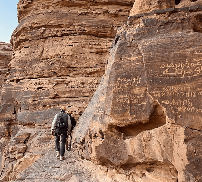 Chercheurs le long de roches avec inscriptions