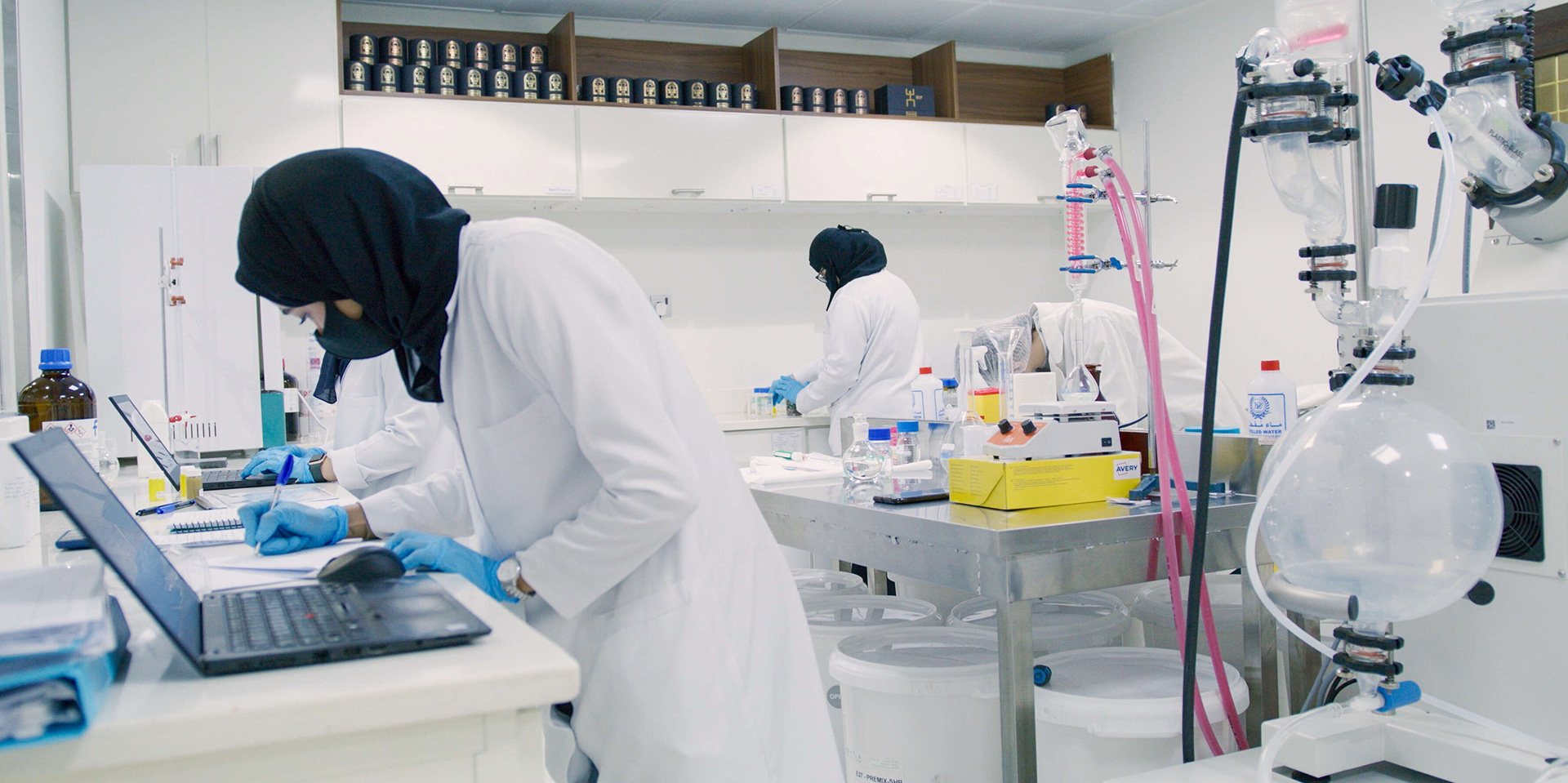 femmes dans un laboratoire