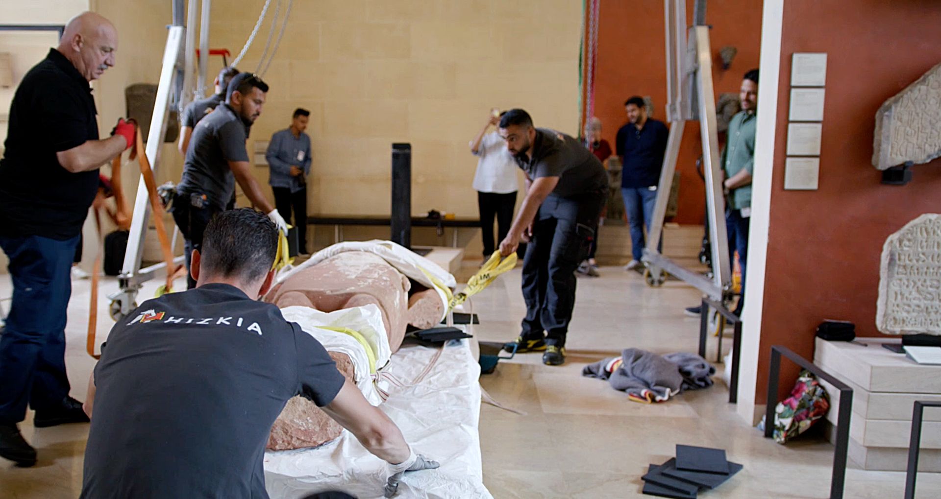 groupe en train d'installer l'exposition